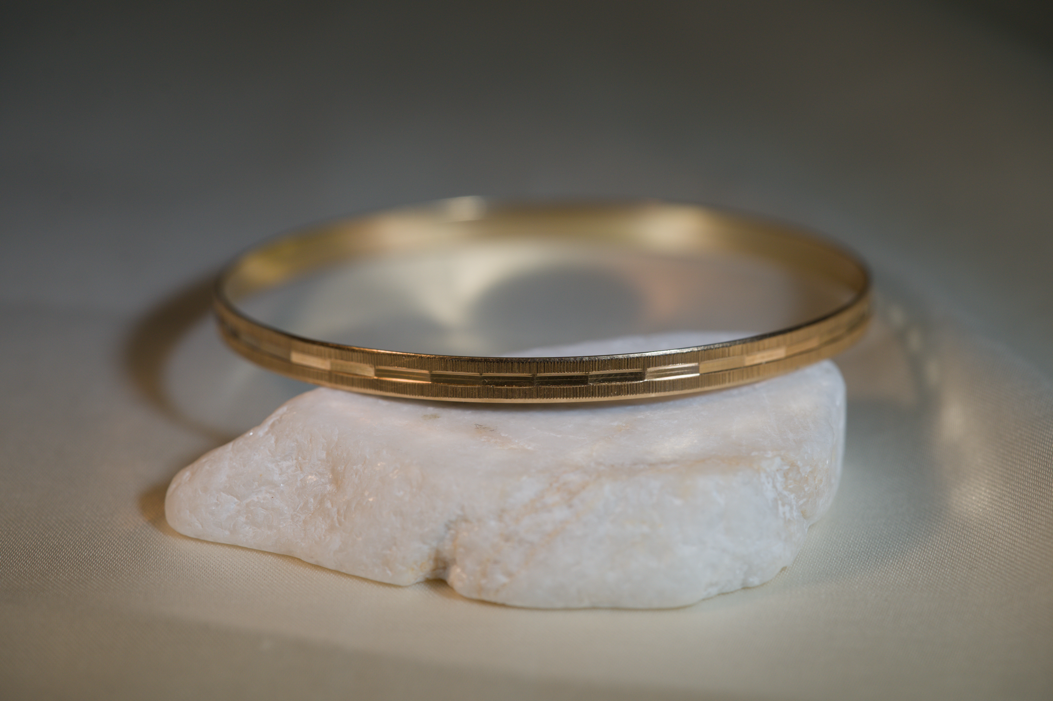 Estate 18K Horizontal Diamond Cut Bangle