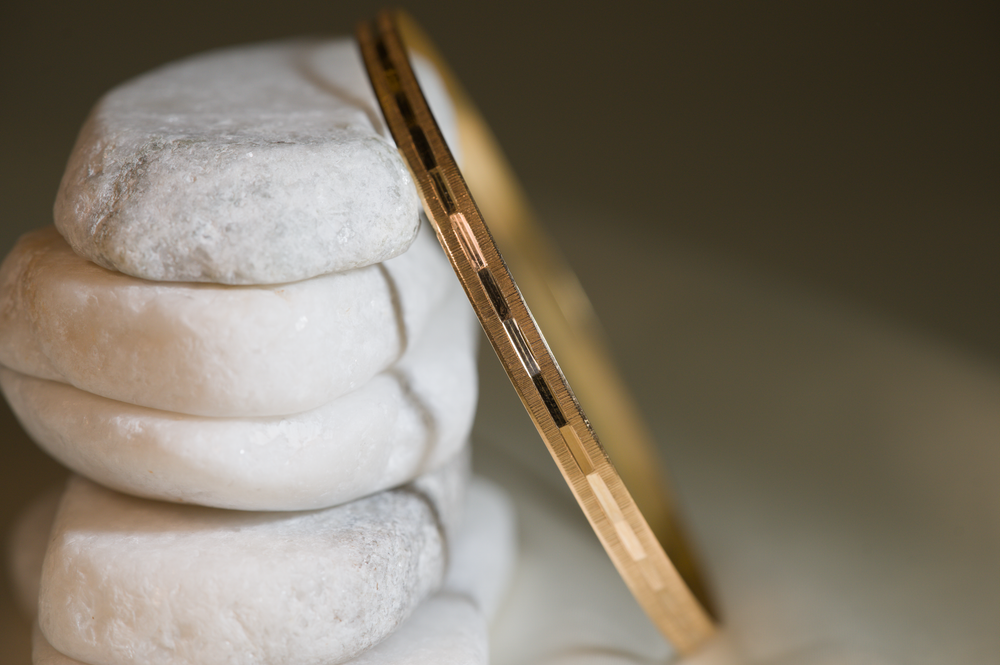 Estate 18K Horizontal Diamond Cut Bangle