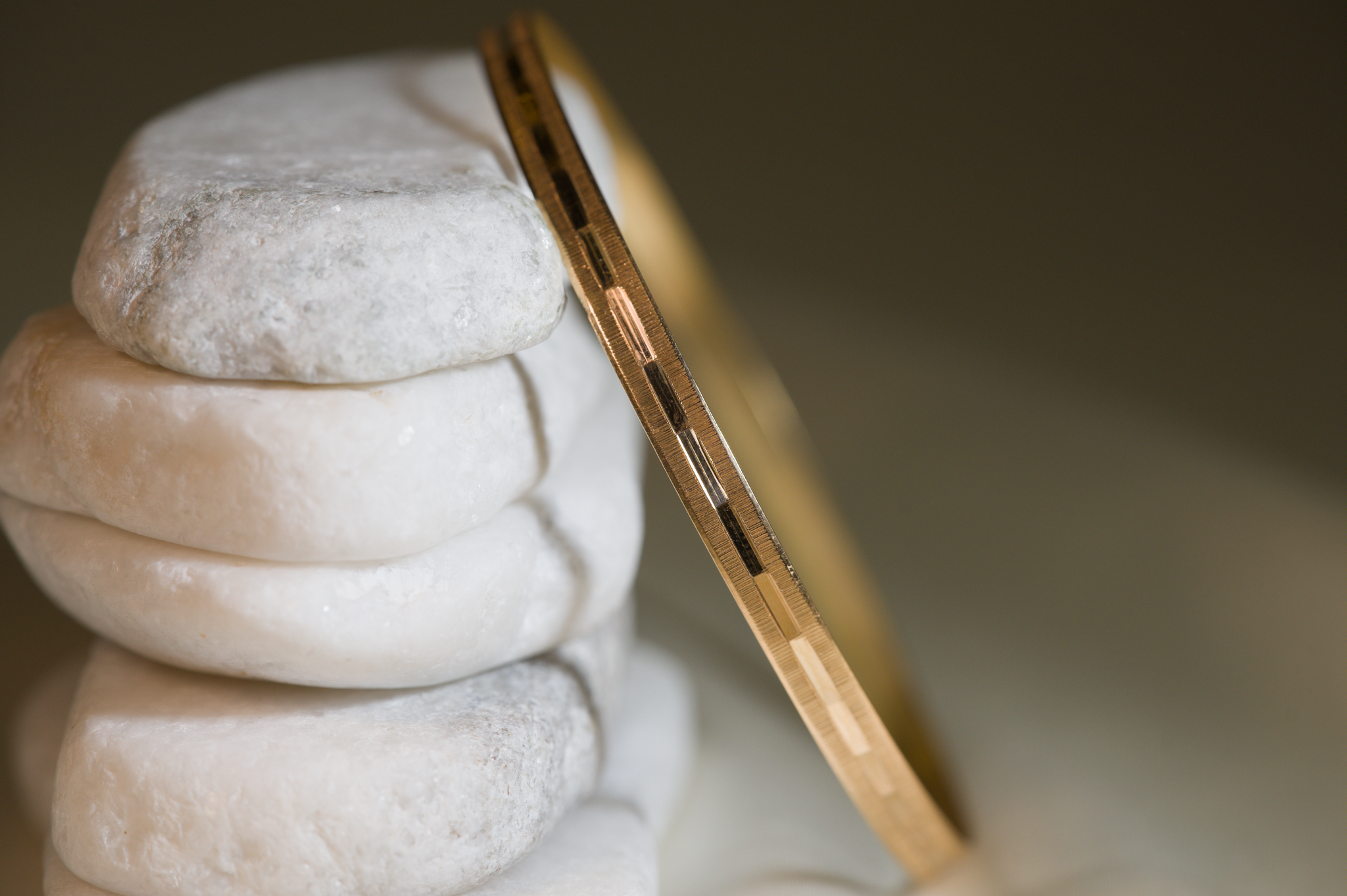 Estate 18K Horizontal Diamond Cut Bangle