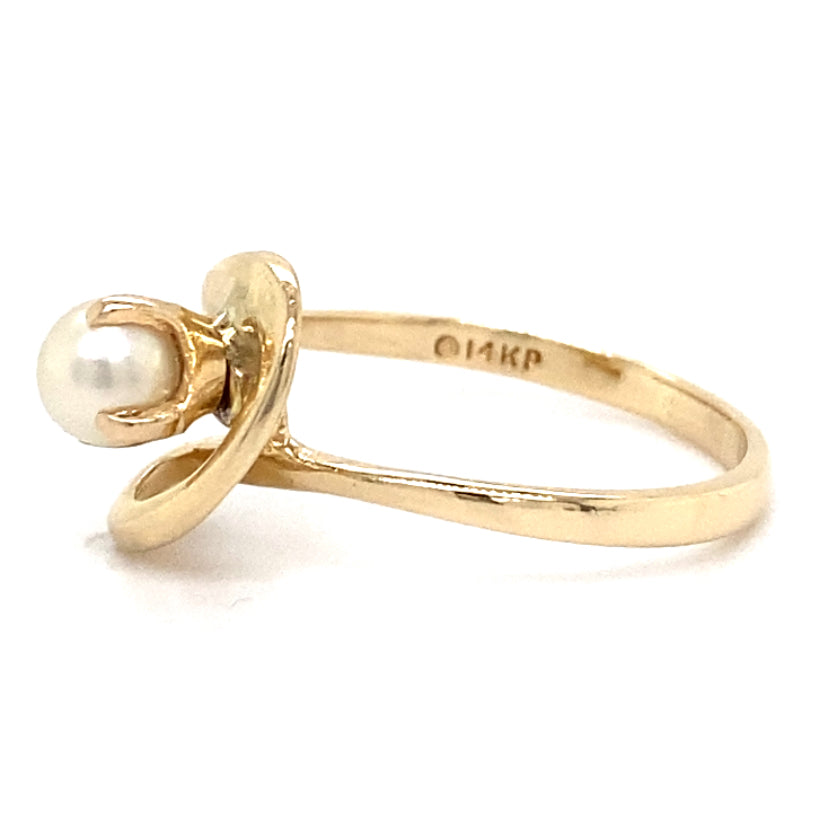 
            
                Load image into Gallery viewer, Estate 5mm Cultured Pearl Ring
            
        