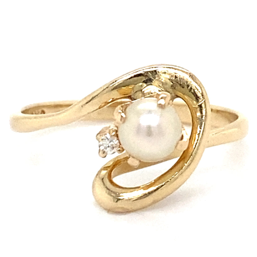 
            
                Load image into Gallery viewer, Estate 5mm Cultured Pearl Ring
            
        
